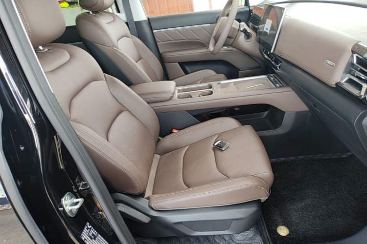 Used Wuling Starlight 730 2025 Model Plug-in Hybrid 125km Luxury Edition Right Front Seat