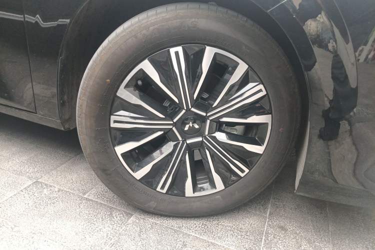 Used Wuling Starlight 730 2025 Model Plug-in Hybrid 125km Luxury Edition Right Front Wheel Hub