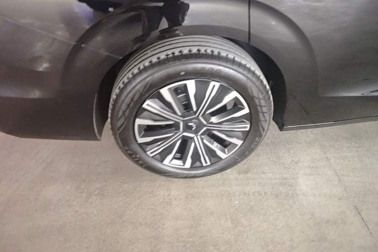 Used Wuling Starlight 730 2025 Model Plug-in Hybrid 125km Luxury Edition Right Rear Wheel Hub