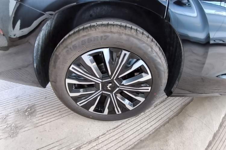 Used Wuling Starlight 730 2025 Model Plug-in Hybrid 125km Luxury Edition Right Rear Wheel Hub