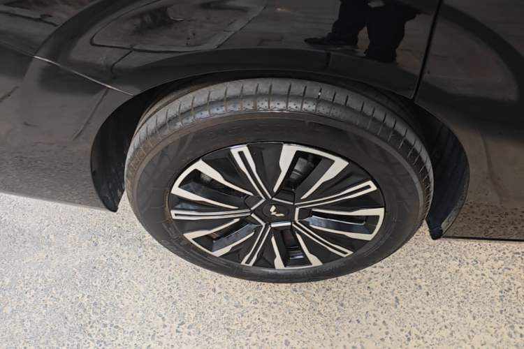 Used Wuling Starlight 730 2025 Model Plug-in Hybrid 125km Luxury Edition Right Rear Wheel Hub