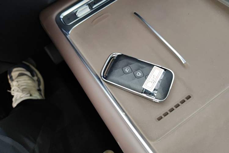 Used Wuling Starlight 730 2025 Model Plug-in Hybrid 125km Luxury Edition Vehicle Key