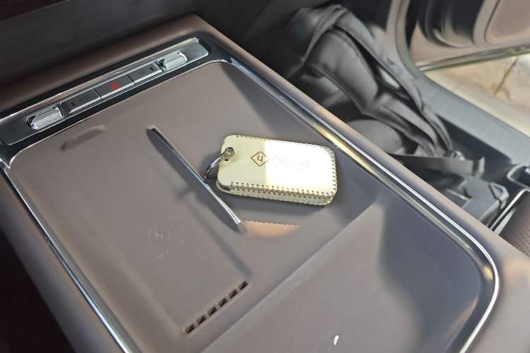 Used Wuling Starlight 730 2025 Model Plug-in Hybrid 125km Luxury Edition Vehicle Key