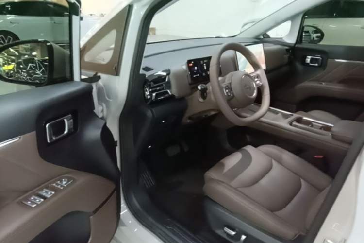 Used Wuling Starlight 730 2025 Model Plug-in Hybrid 125km Luxury Edition Driver Seat