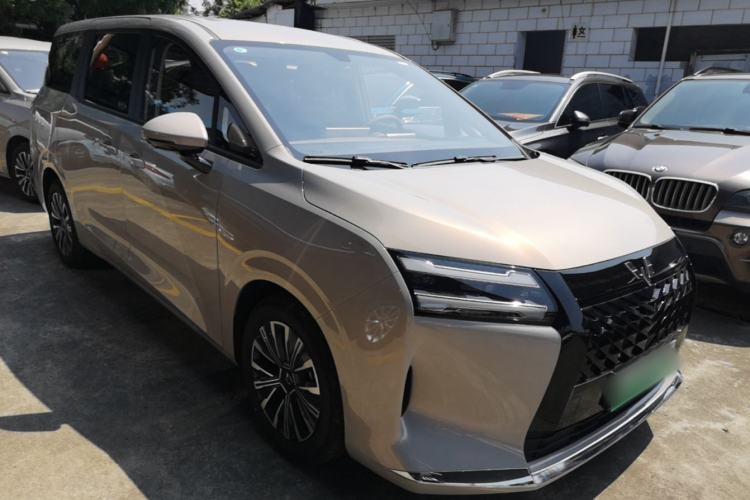 Used Wuling Starlight 730 2025 Model Plug-in Hybrid 125km Luxury Edition Front Right 45 Deg
