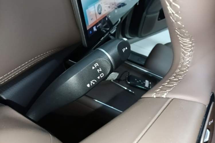 Used Wuling Starlight 730 2025 Model Plug-in Hybrid 125km Luxury Edition Gear Lever