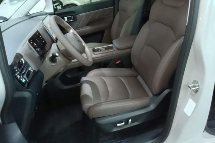 Used Wuling Starlight 730 2025 Model Plug-in Hybrid 125km Luxury Edition Left Front Seat