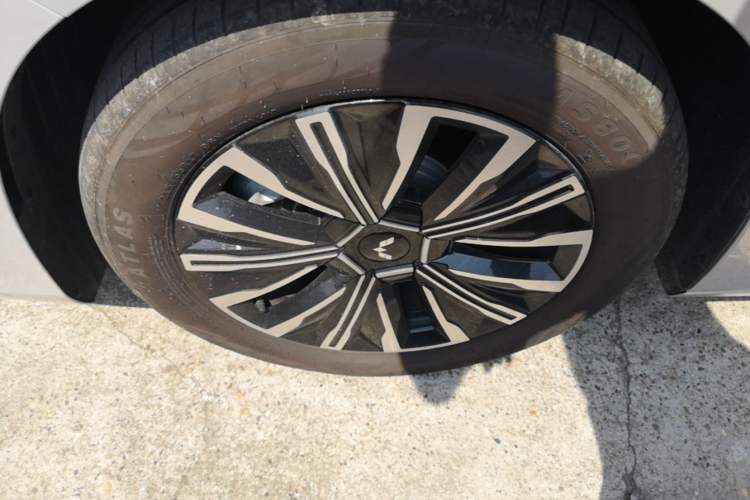 Used Wuling Starlight 730 2025 Model Plug-in Hybrid 125km Luxury Edition Left Front Wheel Hub