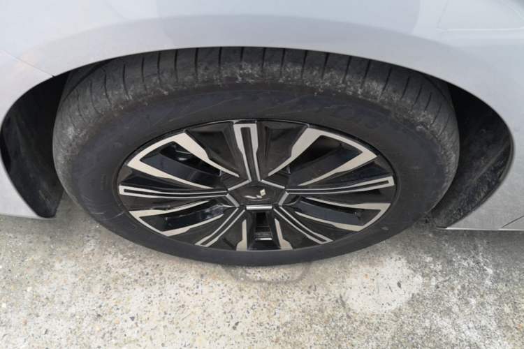 Used Wuling Starlight 730 2025 Model Plug-in Hybrid 125km Luxury Edition Left Front Wheel Hub