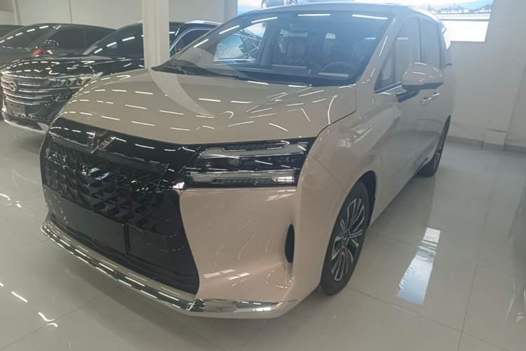 Wuling Starlight 730 2025 Model Plug-in Hybrid 125km Luxury Edition