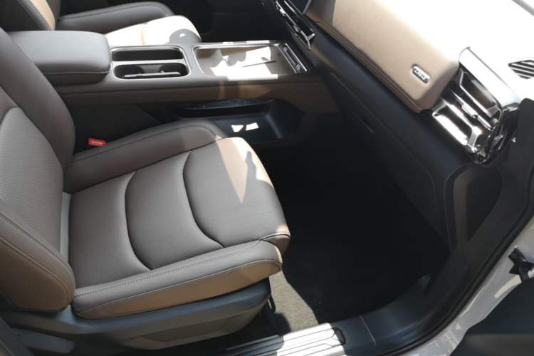 Used Wuling Starlight 730 2025 Model Plug-in Hybrid 125km Luxury Edition Right Front Seat