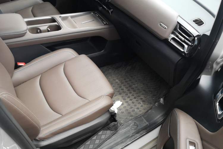 Used Wuling Starlight 730 2025 Model Plug-in Hybrid 125km Luxury Edition Right Front Seat
