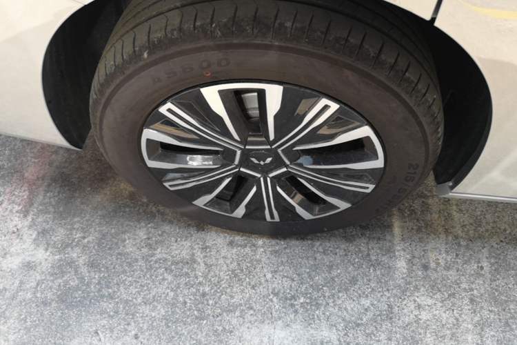 Used Wuling Starlight 730 2025 Model Plug-in Hybrid 125km Luxury Edition Right Rear Wheel Hub