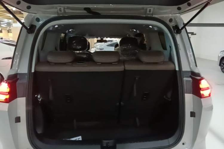 Used Wuling Starlight 730 2025 Model Plug-in Hybrid 125km Luxury Edition Trunk