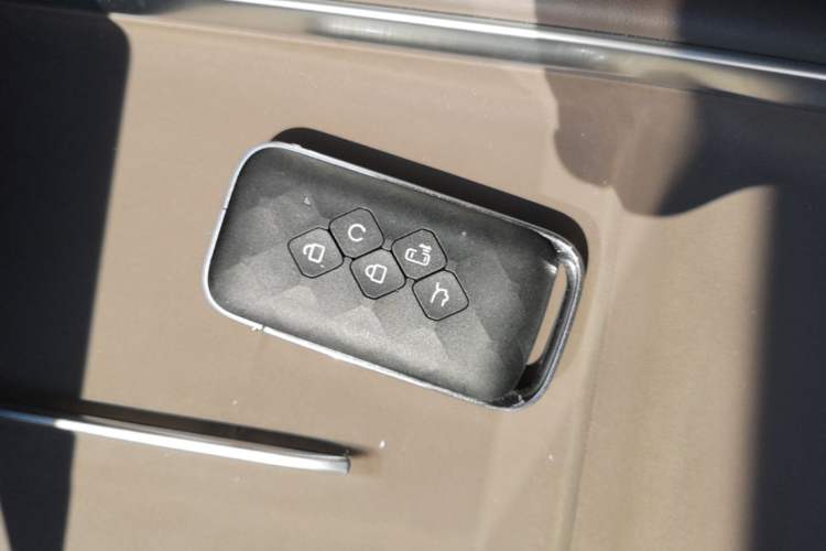 Used Wuling Starlight 730 2025 Model Plug-in Hybrid 125km Luxury Edition Vehicle Key