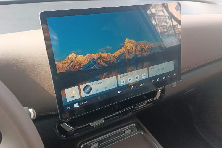 Used Wuling Starlight 730 2025 Model Plug-in Hybrid 125km Luxury Edition Audio And AC Panel