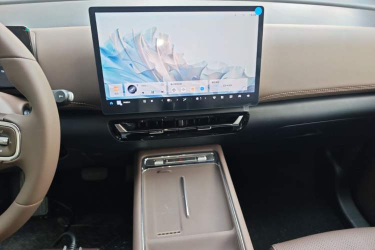 Used Wuling Starlight 730 2025 Model Plug-in Hybrid 125km Luxury Edition Audio And AC Panel