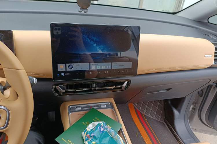 Used Wuling Starlight 730 2025 Model Plug-in Hybrid 125km Luxury Edition Audio And AC Panel