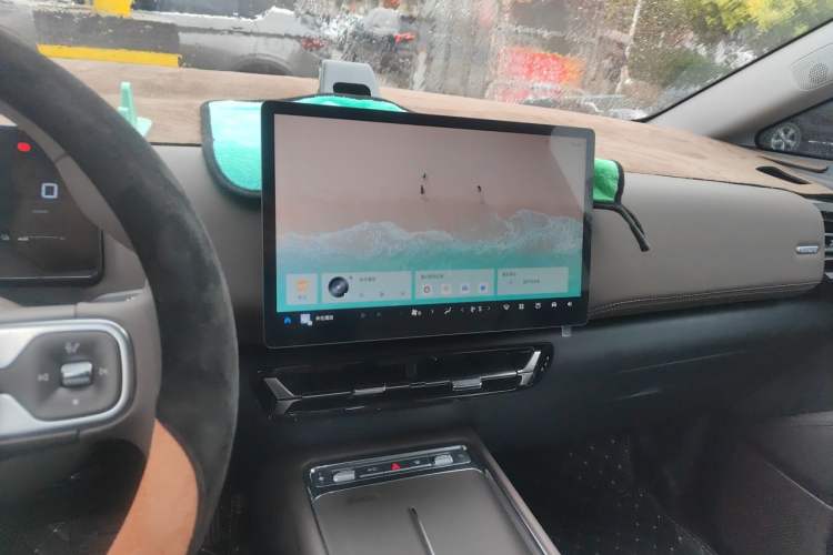 Used Wuling Starlight 730 2025 Model Plug-in Hybrid 125km Luxury Edition Audio And AC Panel
