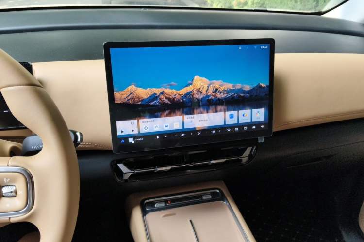 Used Wuling Starlight 730 2025 Model Plug-in Hybrid 125km Luxury Edition Audio And AC Panel