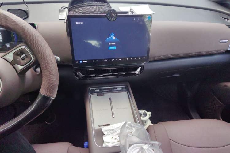 Used Wuling Starlight 730 2025 Model Plug-in Hybrid 125km Luxury Edition Audio And AC Panel
