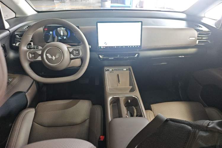 Used Wuling Starlight 730 2025 Model Pure Electric 500km Luxury Edition Center Console