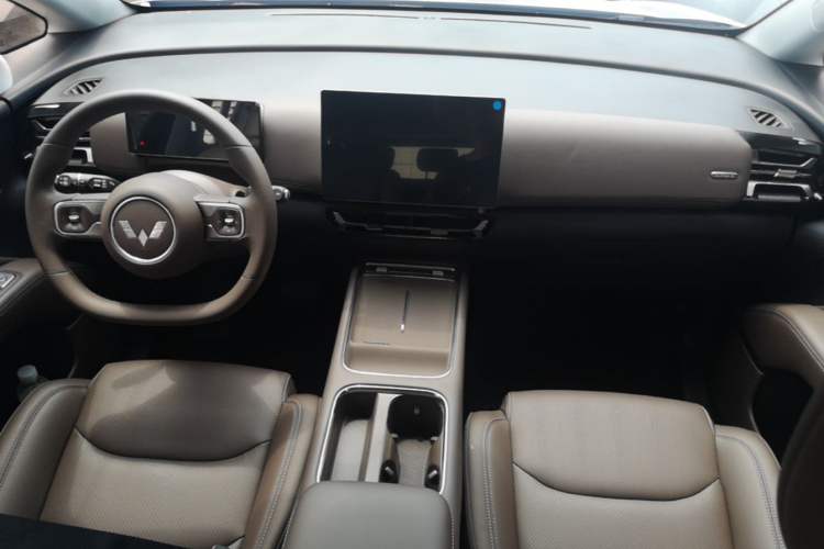Used Wuling Starlight 730 2025 Model Plug-in Hybrid 125km Luxury Edition Center Console