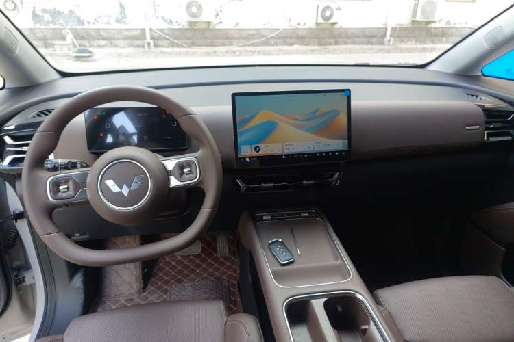 Used Wuling Starlight 730 2025 Model Plug-in Hybrid 125km Luxury Edition Center Console