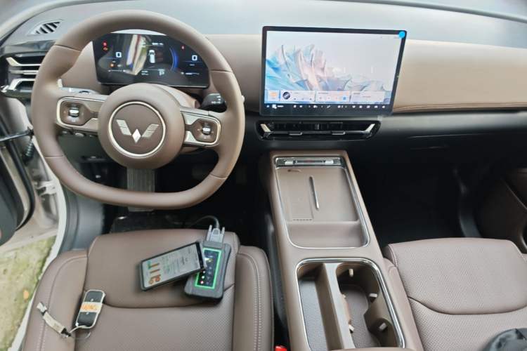 Used Wuling Starlight 730 2025 Model Plug-in Hybrid 125km Luxury Edition Center Console