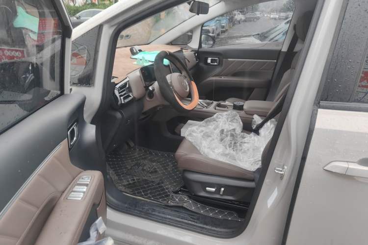 Used Wuling Starlight 730 2025 Model Plug-in Hybrid 125km Luxury Edition Driver Seat