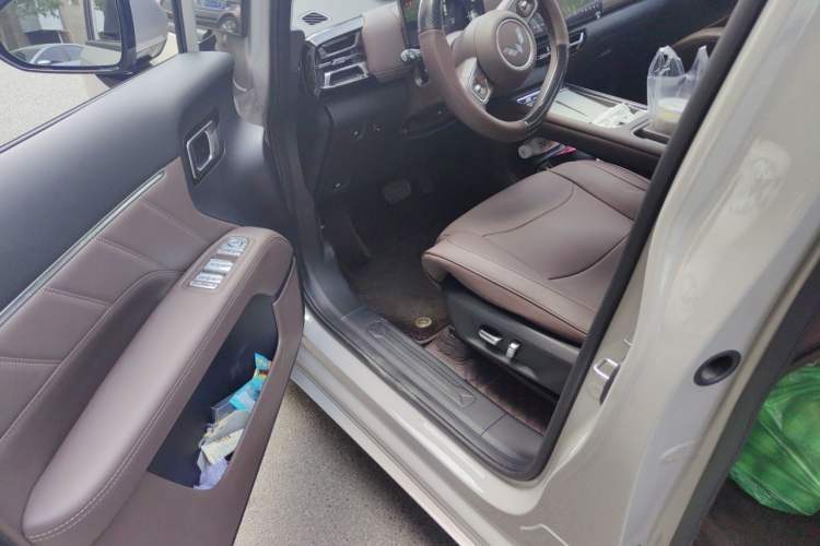 Used Wuling Starlight 730 2025 Model Plug-in Hybrid 125km Luxury Edition Driver Seat