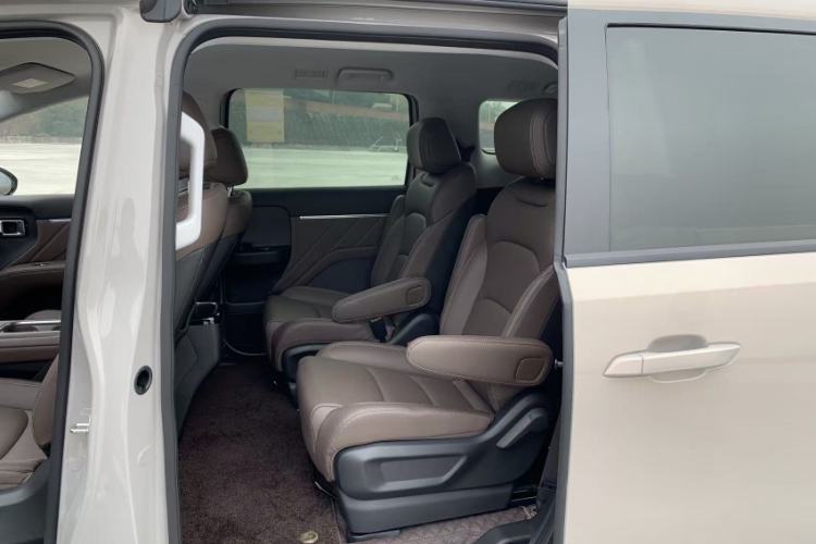 Used Wuling Starlight 730 2025 Model Plug-in Hybrid 125km Luxury Edition Interior 3