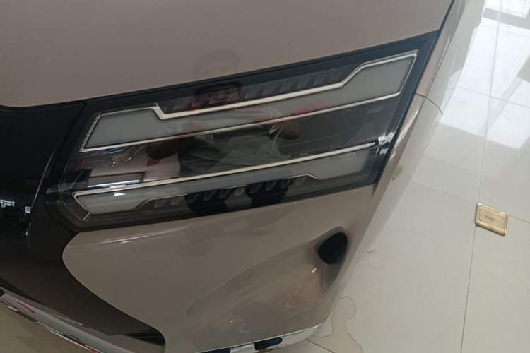 Used Wuling Starlight 730 2025 Model Plug-in Hybrid 125km Luxury Edition Left Front Headlight