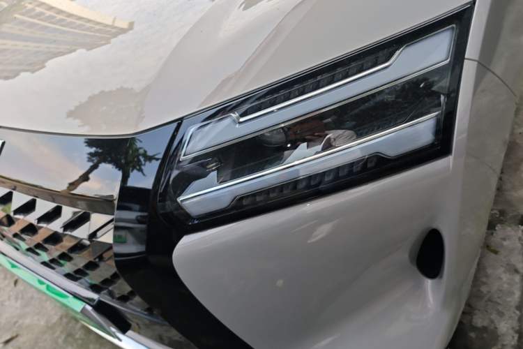 Used Wuling Starlight 730 2025 Model Plug-in Hybrid 125km Luxury Edition Left Front Headlight