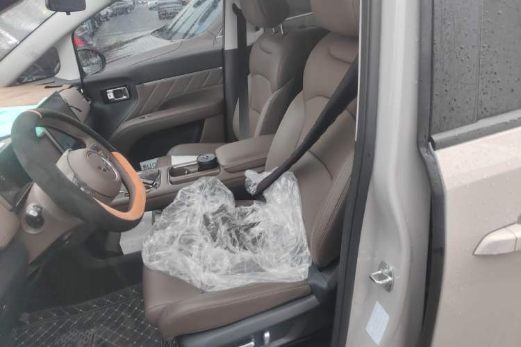 Used Wuling Starlight 730 2025 Model Plug-in Hybrid 125km Luxury Edition Left Front Seat