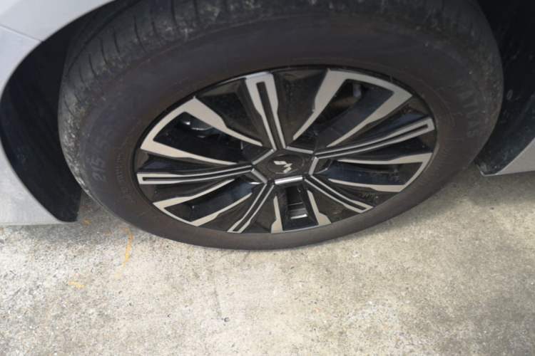 Used Wuling Starlight 730 2025 Model Plug-in Hybrid 125km Luxury Edition Left Front Wheel Hub