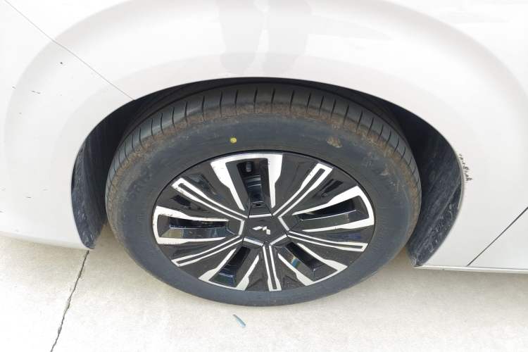 Used Wuling Starlight 730 2025 Model Plug-in Hybrid 125km Luxury Edition Left Front Wheel Hub