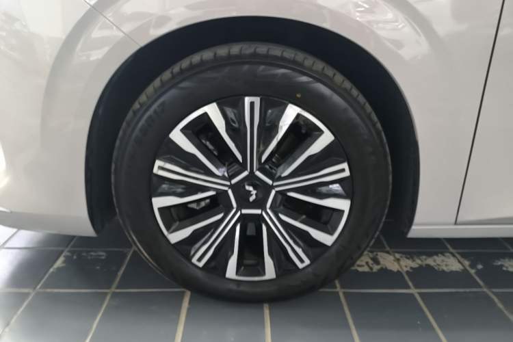 Used Wuling Starlight 730 2025 Model Plug-in Hybrid 125km Luxury Edition Left Front Wheel Hub