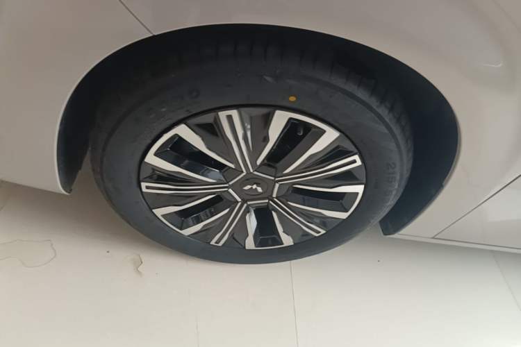 Used Wuling Starlight 730 2025 Model Plug-in Hybrid 125km Luxury Edition Left Front Wheel Hub