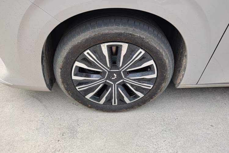 Used Wuling Starlight 730 2025 Model Pure Electric 500km Luxury Edition Left Front Wheel Hub
