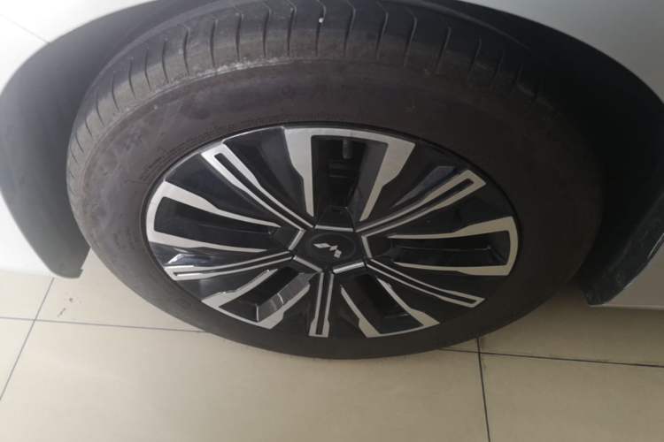 Used Wuling Starlight 730 2025 Model Plug-in Hybrid 125km Luxury Edition Left Front Wheel Hub