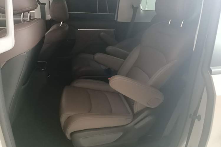 Used Wuling Starlight 730 2025 Model Plug-in Hybrid 125km Luxury Edition Left Rear Seat