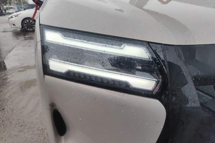 Used Wuling Starlight 730 2025 Model Plug-in Hybrid 125km Luxury Edition Right Front Headlight