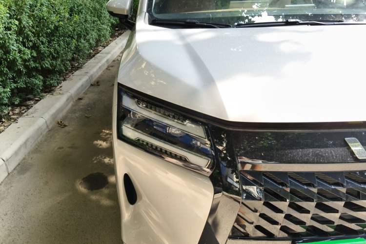 Used Wuling Starlight 730 2025 Model Plug-in Hybrid 125km Luxury Edition Right Front Headlight