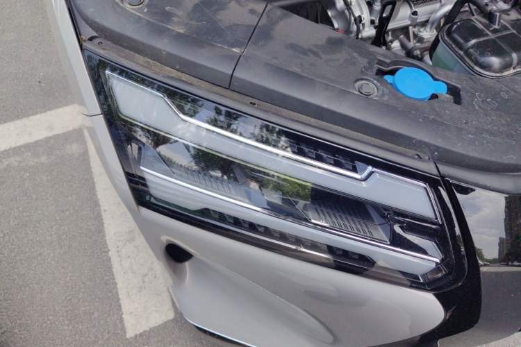 Used Wuling Starlight 730 2025 Model Plug-in Hybrid 125km Luxury Edition Right Front Headlight