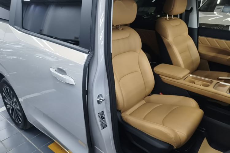 Used Wuling Starlight 730 2025 Model Plug-in Hybrid 125km Luxury Edition Right Front Seat