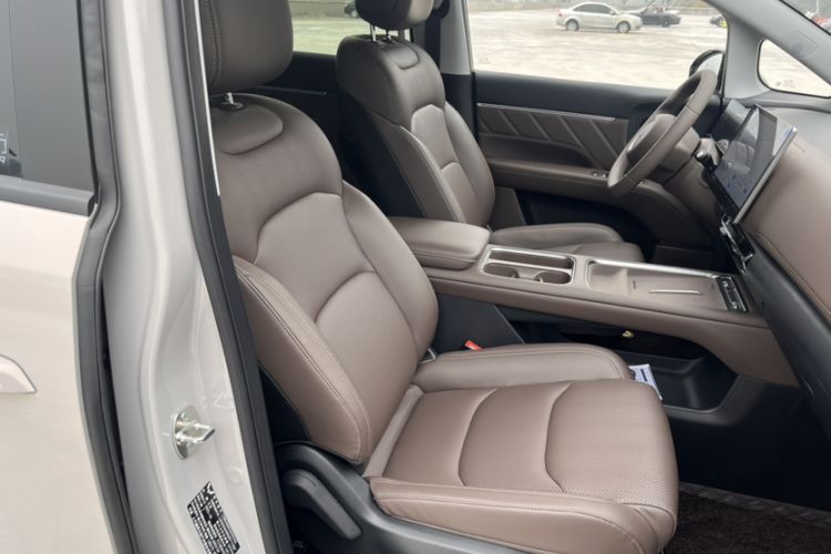 Used Wuling Starlight 730 2025 Model Plug-in Hybrid 125km Luxury Edition Right Front Seat