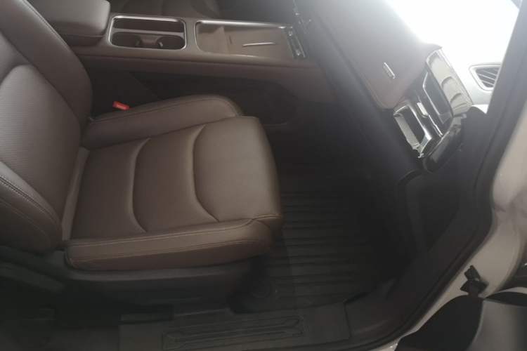 Used Wuling Starlight 730 2025 Model Plug-in Hybrid 125km Luxury Edition Right Front Seat