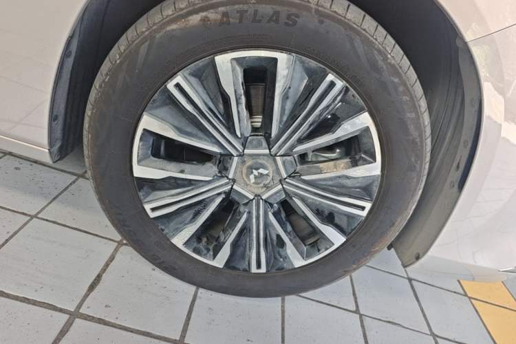 Used Wuling Starlight 730 2025 Model Pure Electric 500km Luxury Edition Right Front Wheel Hub
