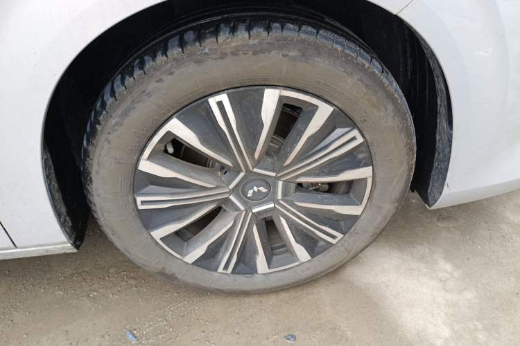 Used Wuling Starlight 730 2025 Model Plug-in Hybrid 125km Luxury Edition Right Front Wheel Hub